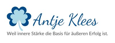Kleeblatt-Logo mit Schriftzug Antje Klees und Slogan