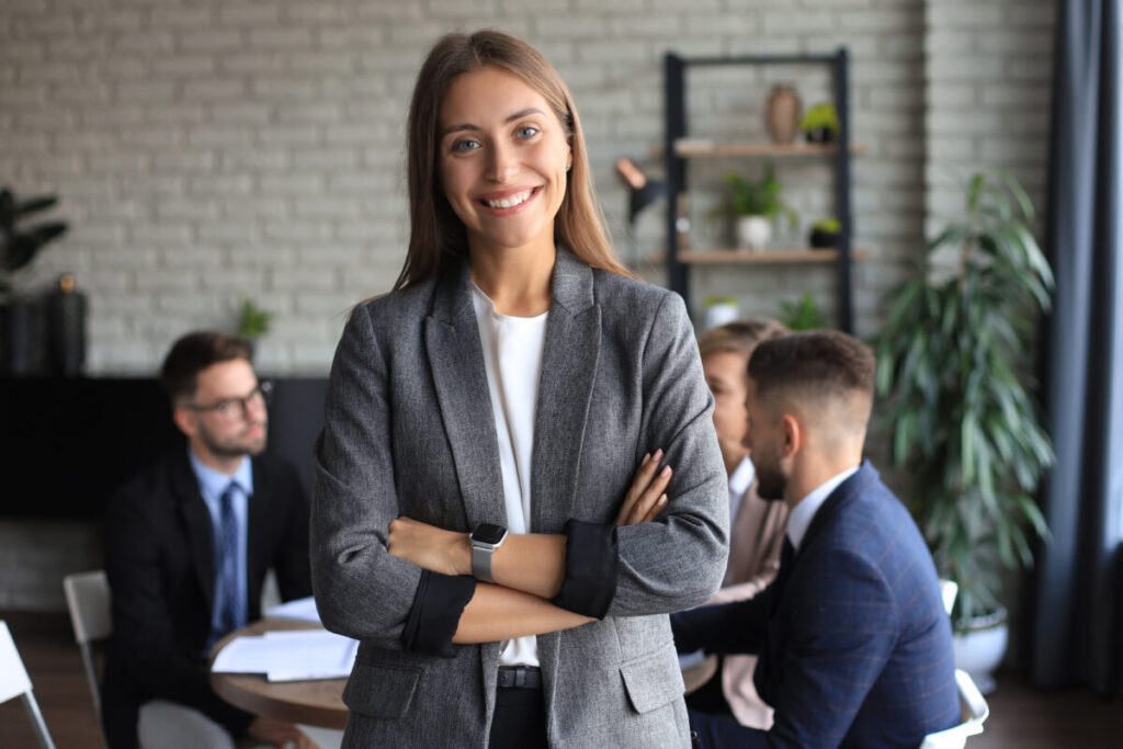 Junge Mitarbeitende kommuniziert achtsam und wertschätzend im Meeting