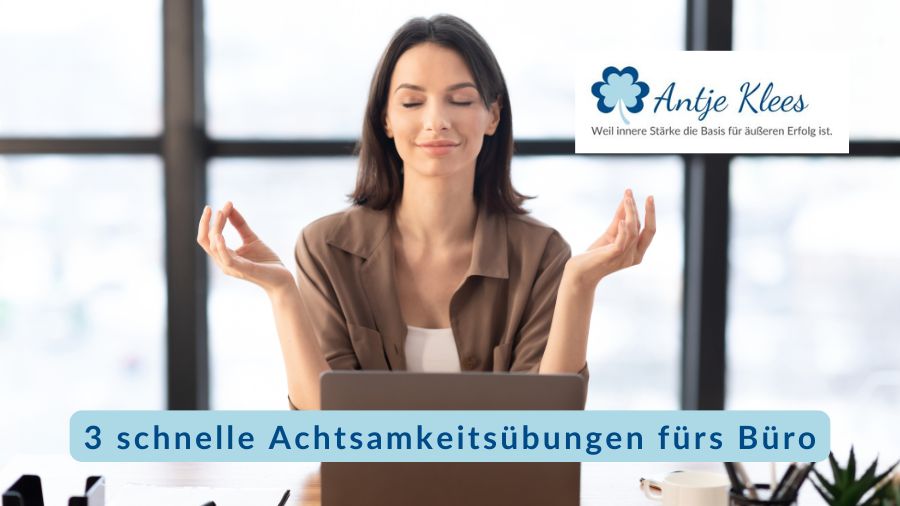 eine FRau sitzt entspannt am Schreibtisch im Büro und meditiert