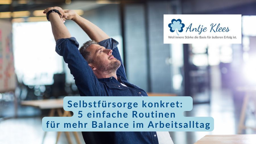 Mitarbeiter streckt und entspannt sich am Schreibtisch im Büro