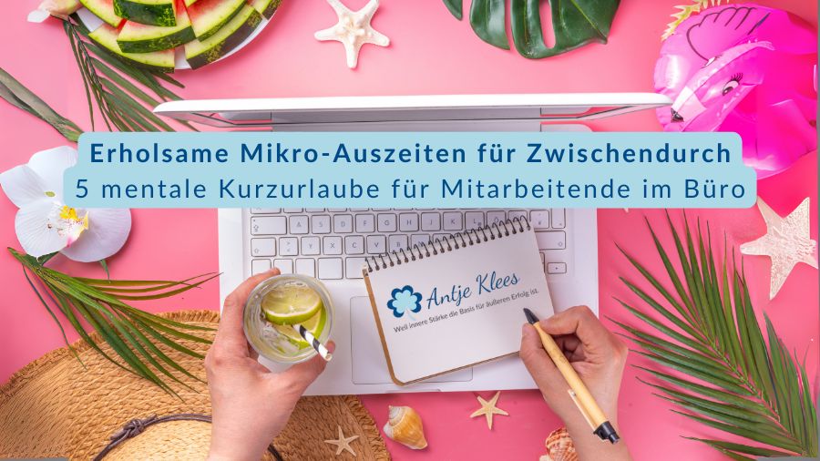 Ein Mitarbeiter verbringt den Sommer im Büro am Laptop und genießt ein kühles Getränk und Wassermelone