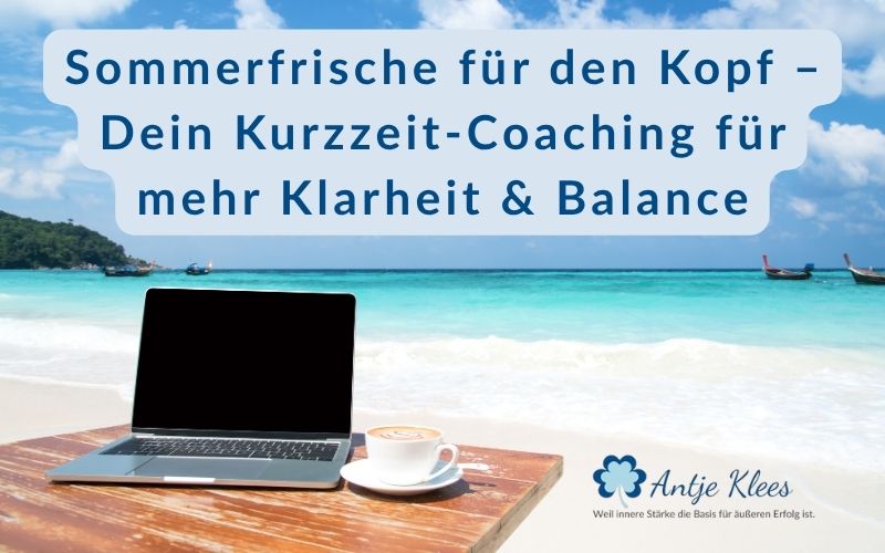 Sommerfrische_fuer_den_Kopf Entspannt am Strand mit einem Cappuccino am Laptop arbeiten
