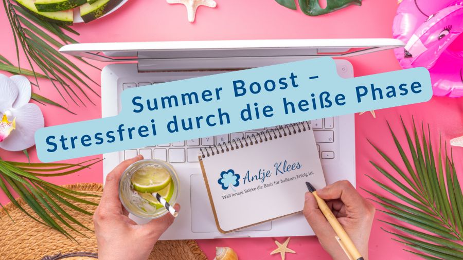 Eine Frau schreibt auf ihrem Laptop und hält ein kühles Getränk in der Hand, umgeben von Palmen und einer Schwimmfigur