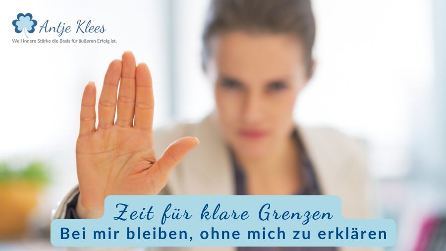 Eine Frau setzt Grenzen und Prioritäten im Berufsalltag