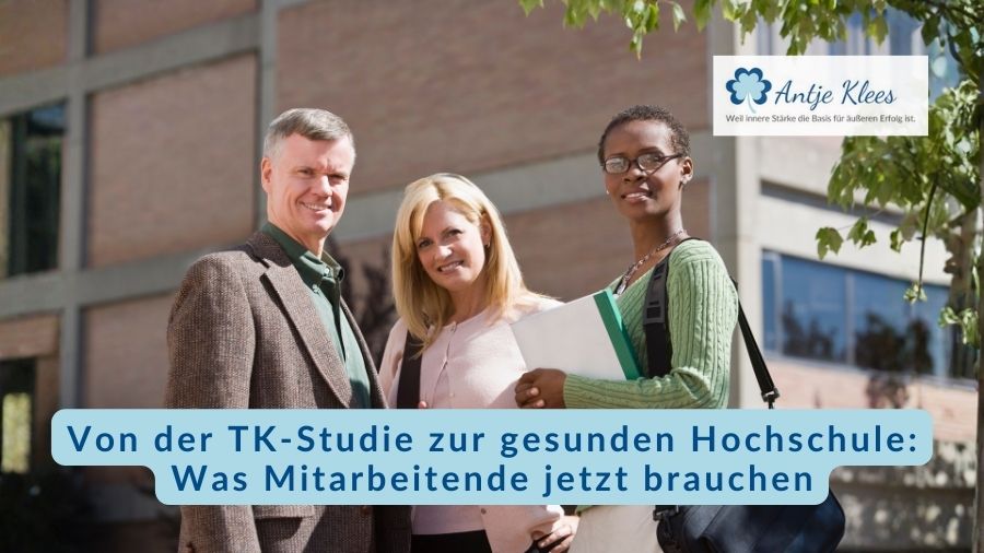 Drei Profoessor:innen lächen vor ihrer Hochschule