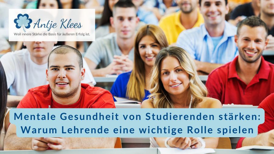 Glückliche und zufriedene Studierende sitzen in einer Vorlesung