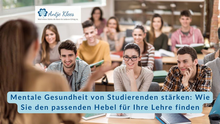 Eine Lehrende steht in der Hochschule vor ihren Studierenden. Diese hören aufmerksam zu.